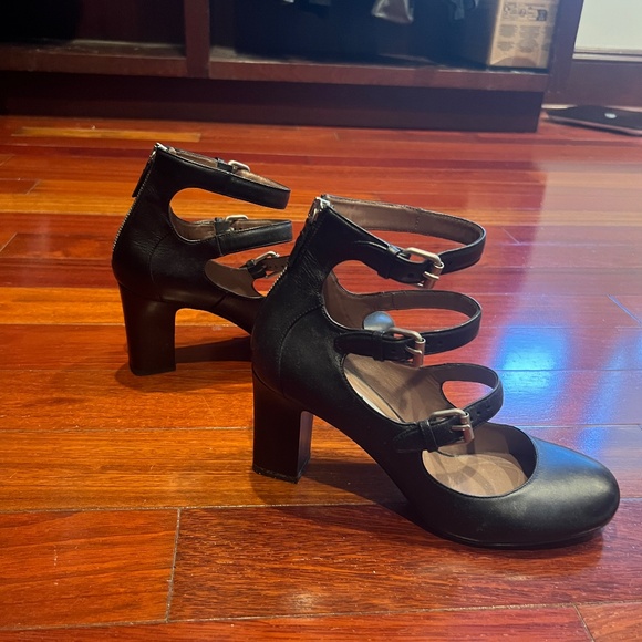 Tabitha Simmons Triple-Bukle Heels - Picture 4 of 9